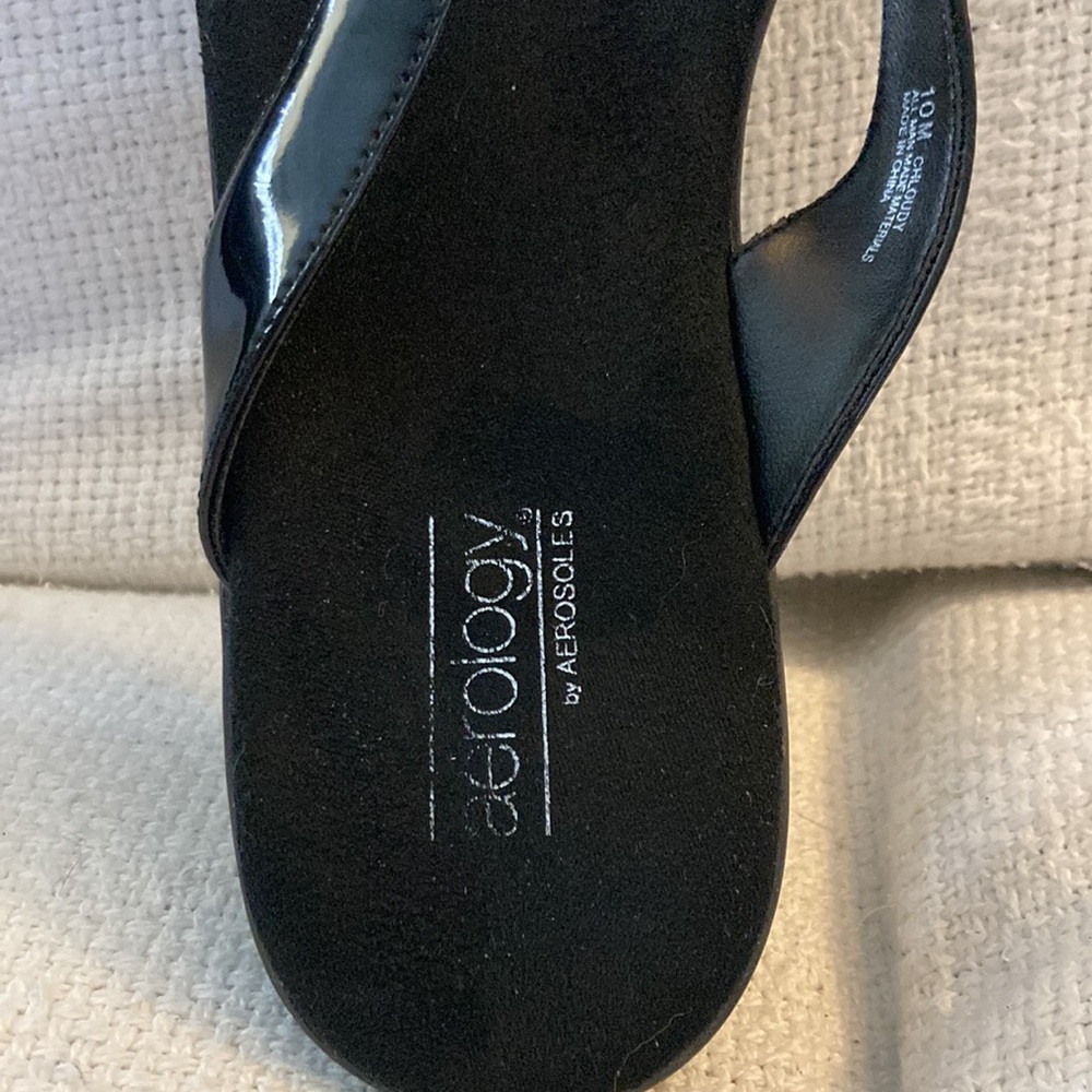 Black/white flip flops with a flower - Picture 4 of 4